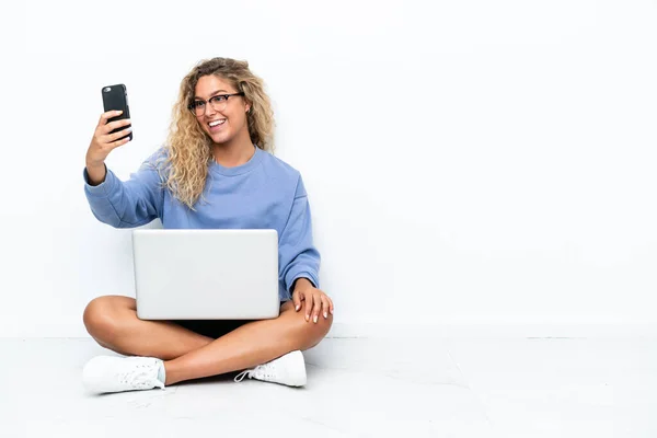 Dizüstü Bilgisayarı Olan Kıvırcık Saçlı Bir Kız Yerde Oturmuş Selfie — Stok fotoğraf