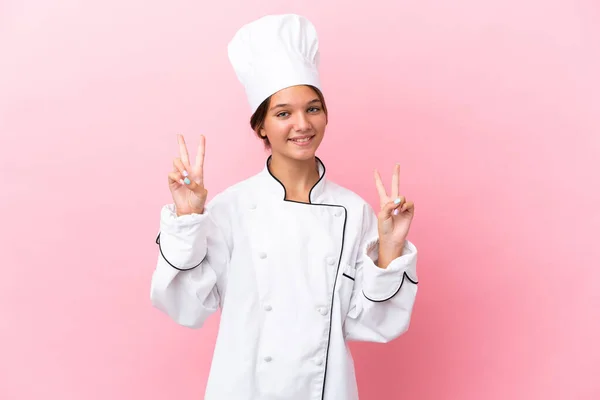 Pouco Branco Chef Menina Isolado Fundo Rosa Mostrando Sinal Vitória — Fotografia de Stock