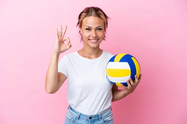 Joven Mujer Rusa Jugando Voleibol Aislado Sobre Fondo Rosa Mostrando —  Fotos de Stock