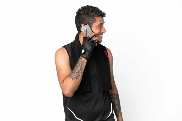 Sport Brazylijski Człowiek Ręcznikiem Izolowane Białym Tle Prowadzenie Rozmowy Telefonu — Zdjęcie stockowe