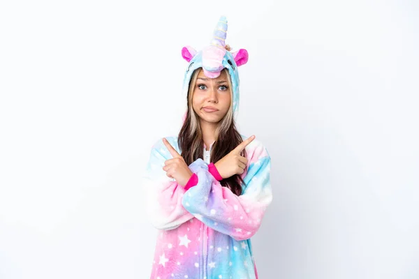 Mujer Rusa Joven Con Pijama Unicornio Aislado Sobre Fondo Blanco —  Fotos de Stock