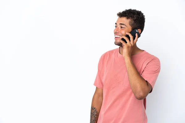 Młody Przystojny Brazylijczyk Odizolowany Białym Tle Prowadzenie Rozmowy Telefon Komórkowy — Zdjęcie stockowe