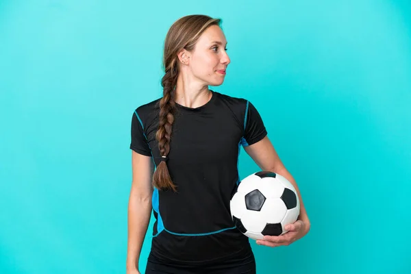 Joven Mujer Inglesa Aislada Sobre Fondo Azul Con Pelota Fútbol — Foto de Stock