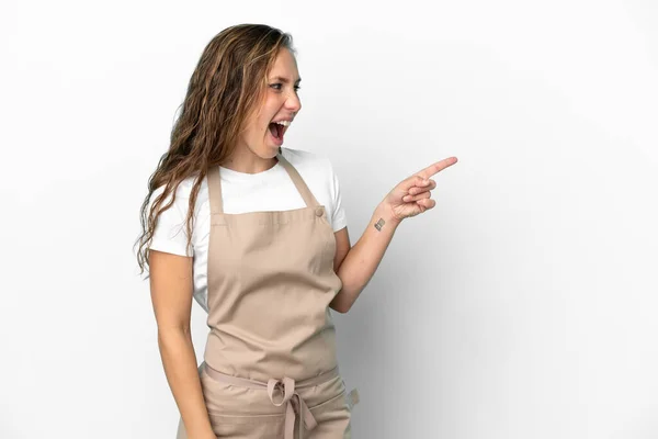 餐馆服务员高加索女人被白色背景隔离 手指指向旁边 并展示了一种产品 — 图库照片