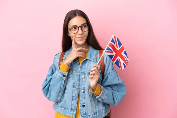 Joven Francesa Sosteniendo Una Bandera Del Reino Unido Aislada Sobre — Foto de Stock