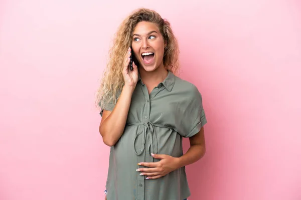 Menina Com Cabelo Encaracolado Isolado Fundo Rosa Grávida Usando Telefone — Fotografia de Stock