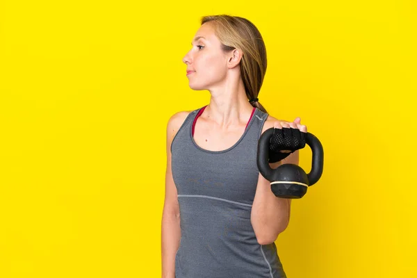 Mladá Anglická Žena Izolované Žlutém Pozadí Dělat Vzpírání Kettlebell — Stock fotografie