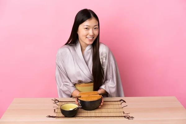 Jong Chinees Meisje Dragen Kimono Het Eten Van Noedels Een — Stockfoto