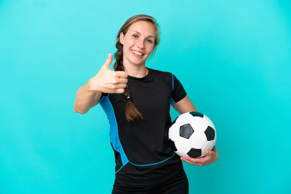 Mujer Inglesa Joven Aislada Sobre Fondo Azul Con Pelota Fútbol —  Fotos de Stock