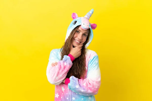 Mädchen Mit Einhorn Pyjama Über Isoliertem Hintergrund Lächelt — Stockfoto