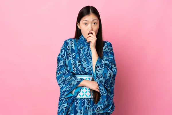 Joven Chica China Usando Kimono Sobre Fondo Aislado Sorprendido Sorprendido —  Fotos de Stock