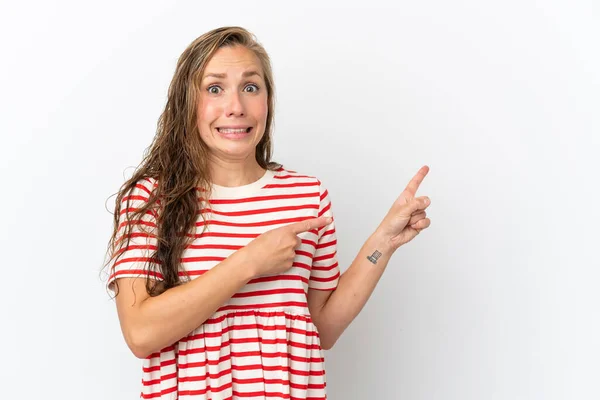 Jonge Blanke Vrouw Geïsoleerd Witte Achtergrond Bang Wijzen Naar Zijkant — Stockfoto