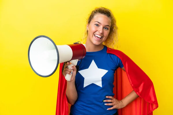 Superheldin Frau Isoliert Auf Gelbem Hintergrund Mit Megafon Und Lächeln — Stockfoto