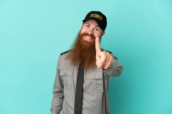 Redhead Bezpečnostní Muž Izolovaný Bílém Pozadí Ukazující Zvedající Prst — Stock fotografie