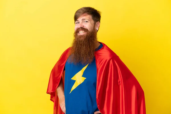 Redhead Super Hrdina Muž Izolovaný Žlutém Pozadí Pózovat Pažemi Bok — Stock fotografie