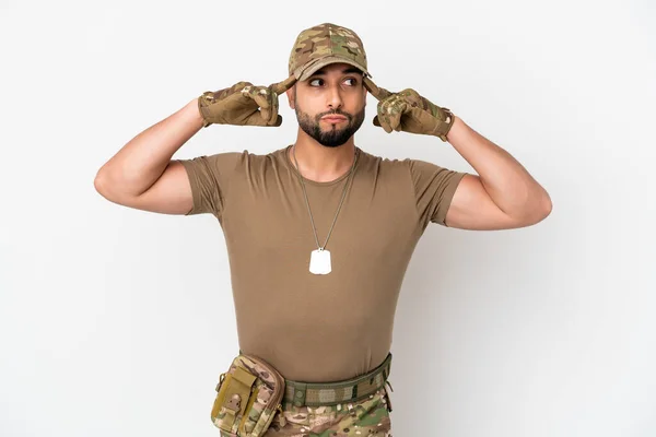 Ung Arabisk Soldat Man Isolerad Vit Bakgrund Med Tvivel Och — Stockfoto