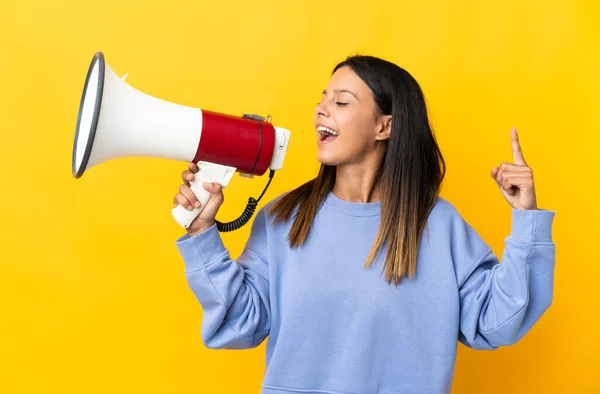 Blank Meisje Geïsoleerd Gele Achtergrond Schreeuwen Door Een Megafoon Aan — Stockfoto