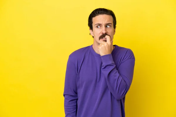 Young Caucasian Man Isolated Yellow Background Nervous Scared — Stock Photo, Image