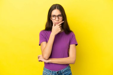 Sarı arka planda izole edilmiş genç bir Fransız kadın.