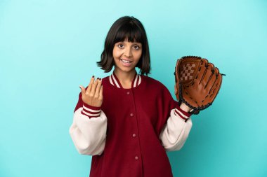 Beyzbol eldivenli, mavi arka planda soyutlanmış, genç, melez bir kadın, elinden geleni yapmaya davet ediyor. Gelmene sevindim.