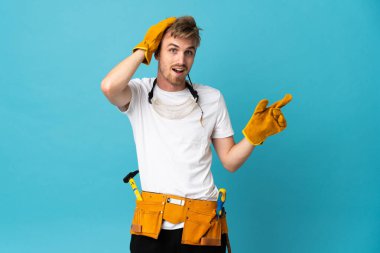 Genç elektrikçi, izole duvarın üzerinden şaşırdı ve parmağını yana çevirdi.