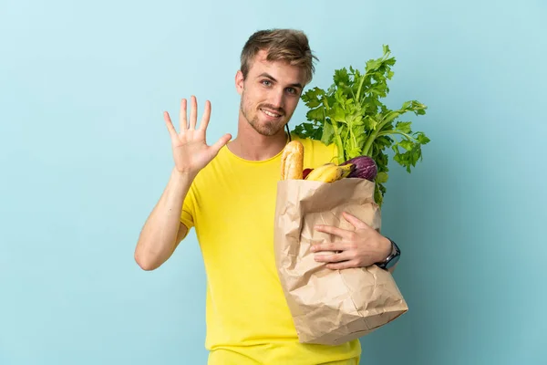 Persona Bionda Che Prende Sacchetto Cibo Asporto Isolato Sfondo Blu — Foto Stock