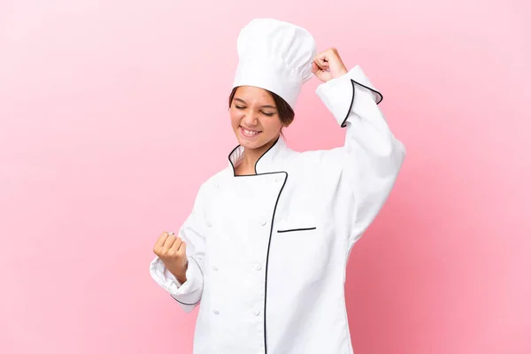 Pequena Menina Chef Caucasiano Isolado Fundo Rosa Comemorando Uma Vitória — Fotografia de Stock