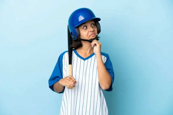 Baseball Smíšené Závodní Hráč Žena Helmou Pálkou Izolované Modrém Pozadí — Stock fotografie