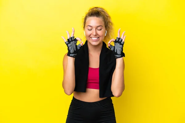 Sport Donna Con Asciugamano Isolato Sfondo Giallo Posa Zen — Foto Stock