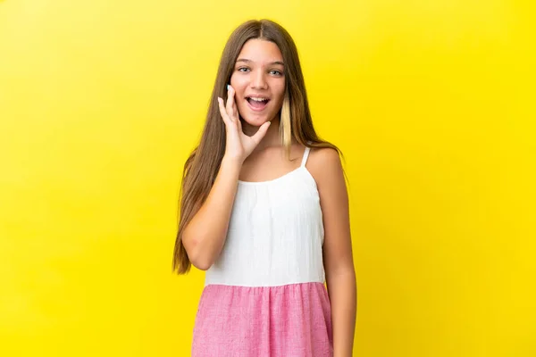 Menina Caucasiana Pouco Isolado Fundo Amarelo Com Surpresa Chocado Expressão — Fotografia de Stock