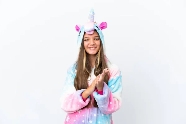 Niña Caucásica Con Pijama Unicornio Aislado Sobre Fondo Blanco Aplaudiendo —  Fotos de Stock