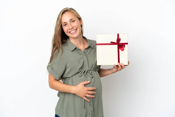 白人の背景に孤立した若い白人女性妊娠中の贈り物を持っている — ストック写真