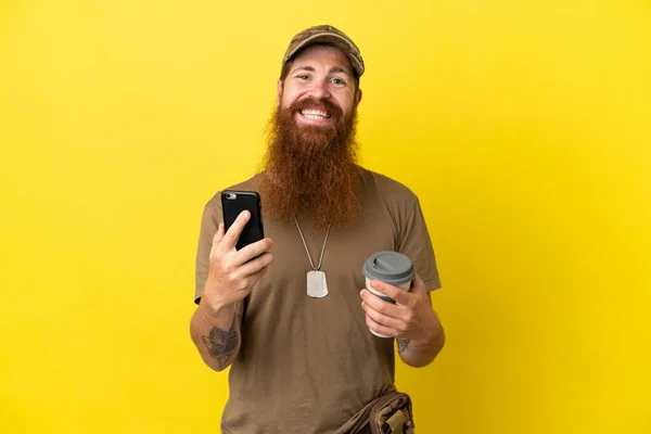 Zrzka Vojenský Muž Psí Známky Izolované Žlutém Pozadí Držení Kávy — Stock fotografie