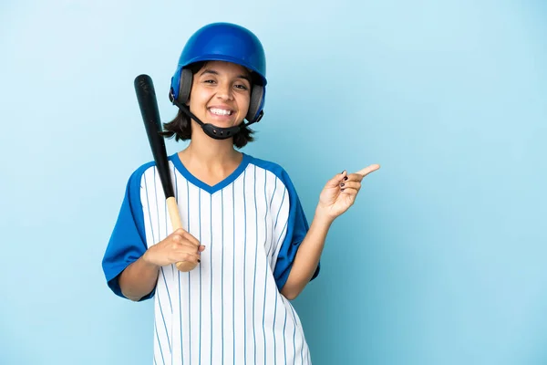 Baseball Smíšené Závodní Hráč Žena Helmou Pálkou Izolované Modrém Pozadí — Stock fotografie
