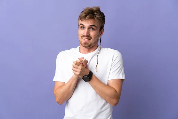 Joven Guapo Hombre Rubio Aislado Sobre Fondo Púrpura Riendo — Foto de Stock