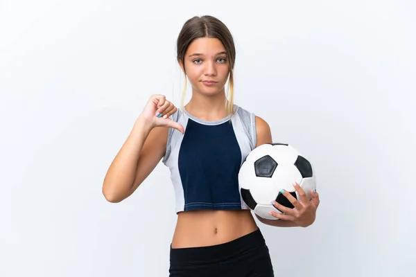 배경에서 고립된 축구를 코카서스 소녀는 부정적 표현으로 엄지손가락을 아래로 내리고 — 스톡 사진