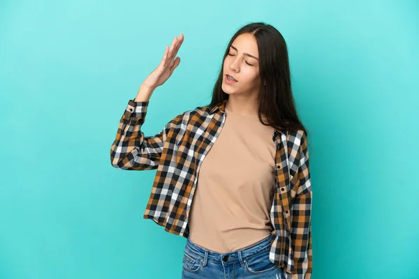 Joven Francesa Aislada Sobre Fondo Azul Con Expresión Cansada Enferma —  Fotos de Stock