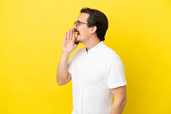 Νεαρός Καυκάσιος Άνδρας Απομονωμένος Κίτρινο Φόντο Φωνάζοντας Στόμα Ορθάνοιχτο Στο — Φωτογραφία Αρχείου