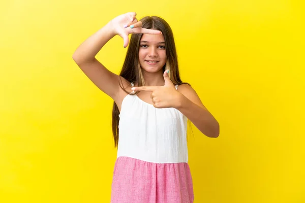 Pequena Menina Caucasiana Isolado Fundo Amarelo Focando Rosto Símbolo Enquadramento — Fotografia de Stock