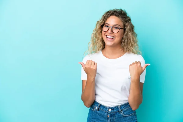 Meisje Met Krullend Haar Geïsoleerd Blauwe Achtergrond Met Duimen Omhoog — Stockfoto