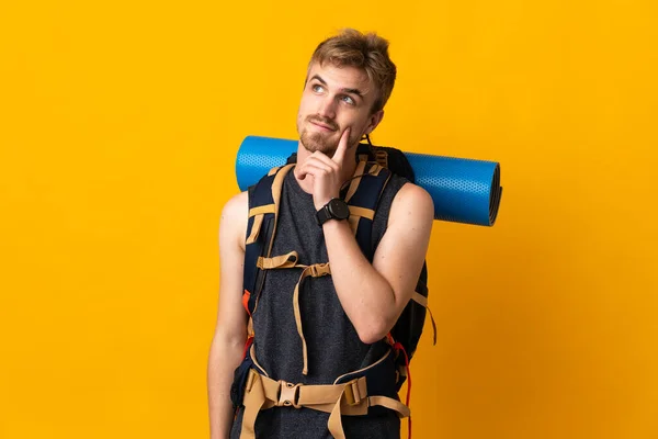 Jeune Alpiniste Homme Avec Grand Sac Dos Isolé Sur Fond — Photo