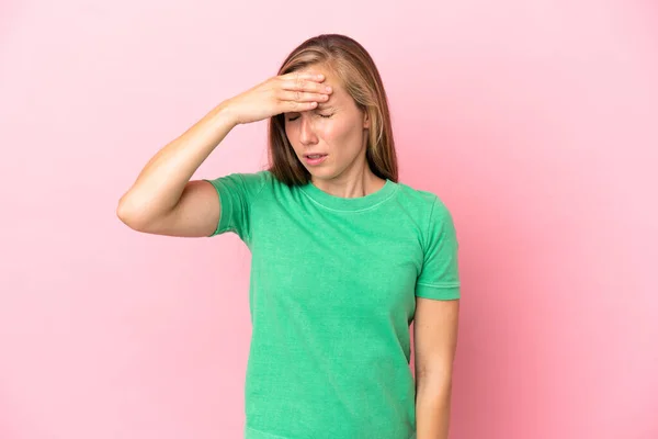 Junge Engländerin Isoliert Auf Rosa Hintergrund Mit Kopfschmerzen — Stockfoto