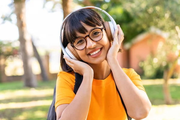 Młoda Studentka Parku Słuchająca Muzyki — Zdjęcie stockowe