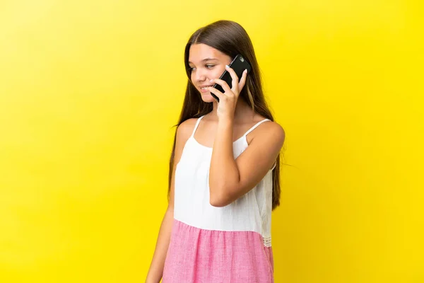 Klein Blank Meisje Geïsoleerd Gele Achtergrond Houden Van Een Gesprek — Stockfoto