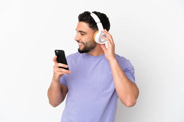 Νεαρός Άραβας Απομονωμένος Λευκό Φόντο Ακούγοντας Μουσική Κινητό Και Τραγουδώντας — Φωτογραφία Αρχείου