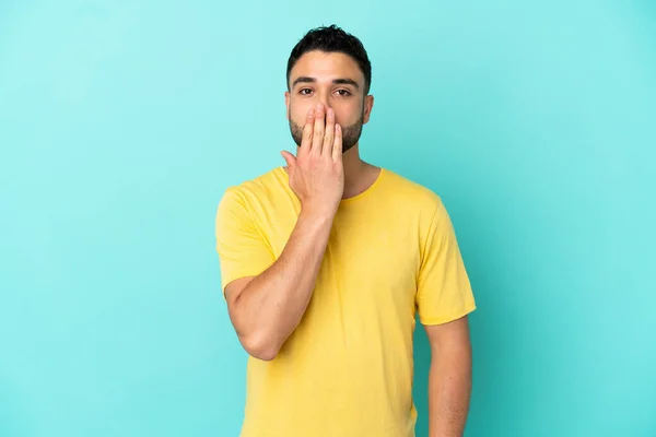 Jeune Homme Arabe Isolé Sur Fond Bleu Couvrant Bouche Avec — Photo