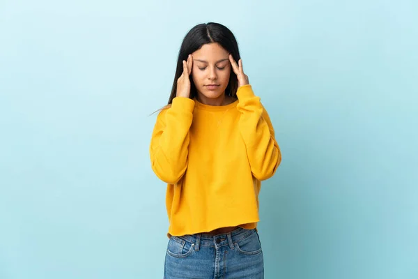 Menina Caucasiana Isolado Fundo Azul Com Dor Cabeça — Fotografia de Stock