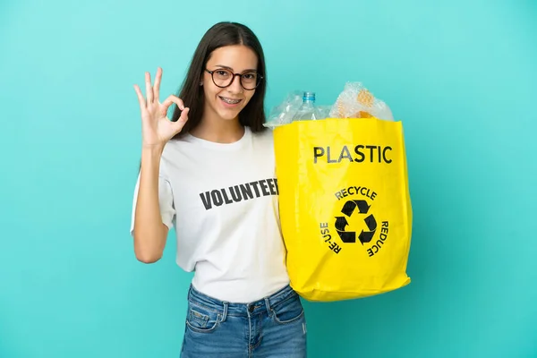 Joven Francesa Sosteniendo Una Bolsa Llena Botellas Plástico Para Reciclar — Foto de Stock