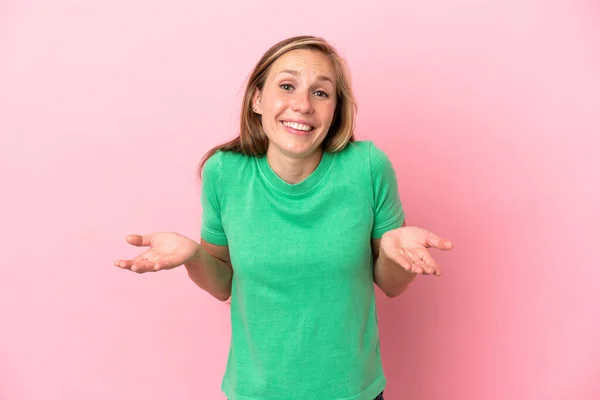 Jovem Inglesa Isolada Fundo Rosa Feliz Sorridente — Fotografia de Stock