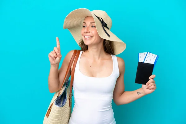 Jonge Blanke Vrouw Met Een Strandtas Paspoort Met Pamel Geïsoleerd — Stockfoto